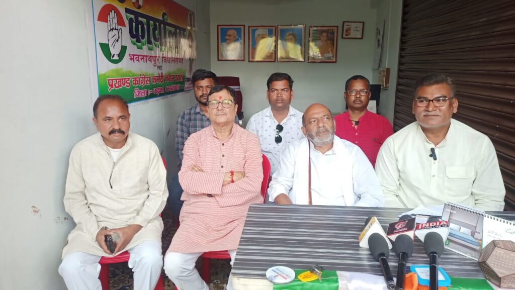 प्रेसवार्ता करते पूर्व विधायक राज राजेन्द्र प्रताप देव व अन्य.