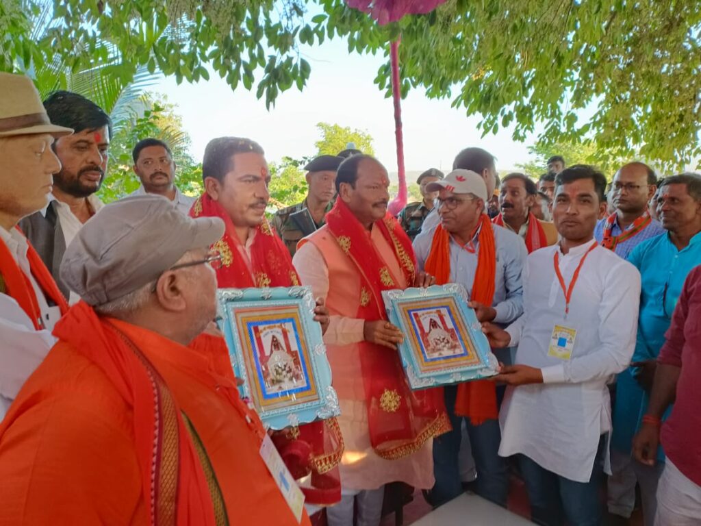 पूर्व मुख्यमंत्री रघुवर दास ने मां चतुर्भुजी शक्तिपीठ में माता के चरणों में माथा टेका!