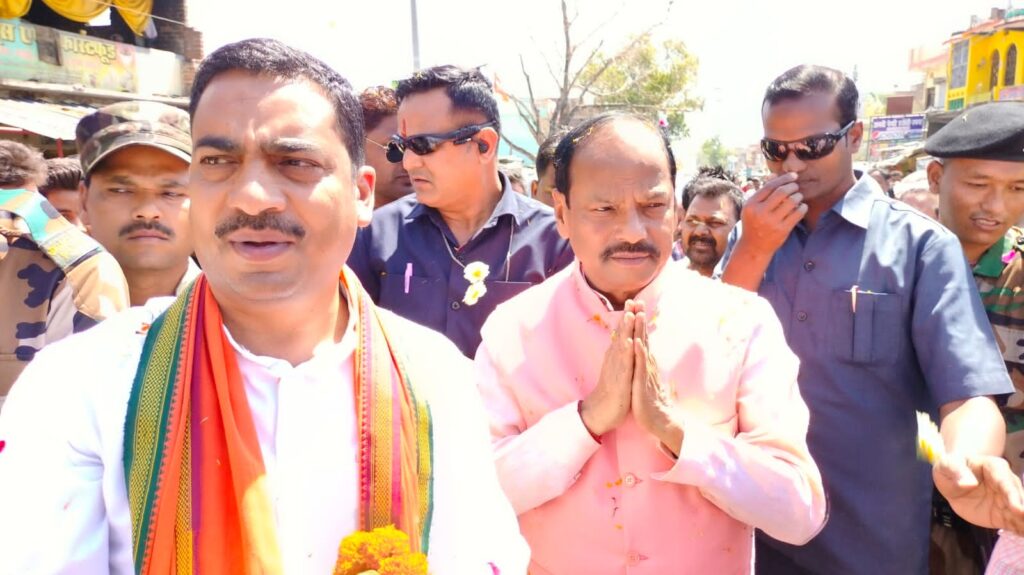 पूर्व मुख्यमंत्री और भाजपा के राष्ट्रीय उपाध्यक्ष रघुवर दास और विधायक भानुप्रताप शाही का रमना मे भाजपा कार्यकर्ताओं ने किया जोरदार स्वागत!