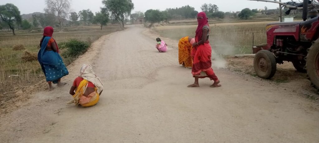 करोड़ो रुपए की लागत से बनने वाले सड़क पर ग्रामीणों ने अनियमितता का आरोप!