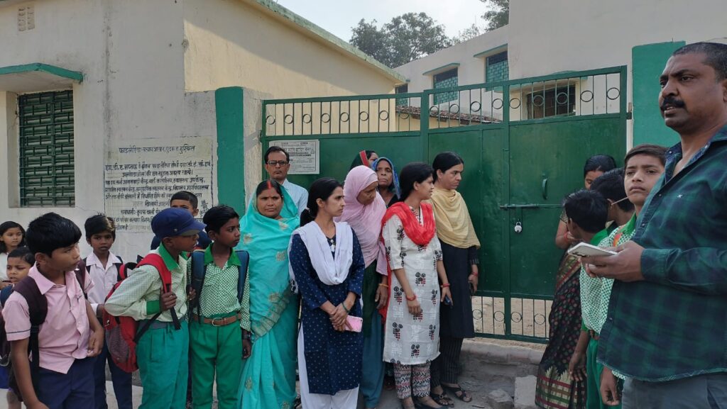 गढ़वा शहर के साईं मोहल्ला स्थित हरिजन मध्य विद्यालय में असामाजिक तत्वों द्वारा विद्यालय के मेन गेट सहित क्लास रूम के दरवाजे में लगे ताले में छेड़छाड़ का मामला प्रकाश में आया है