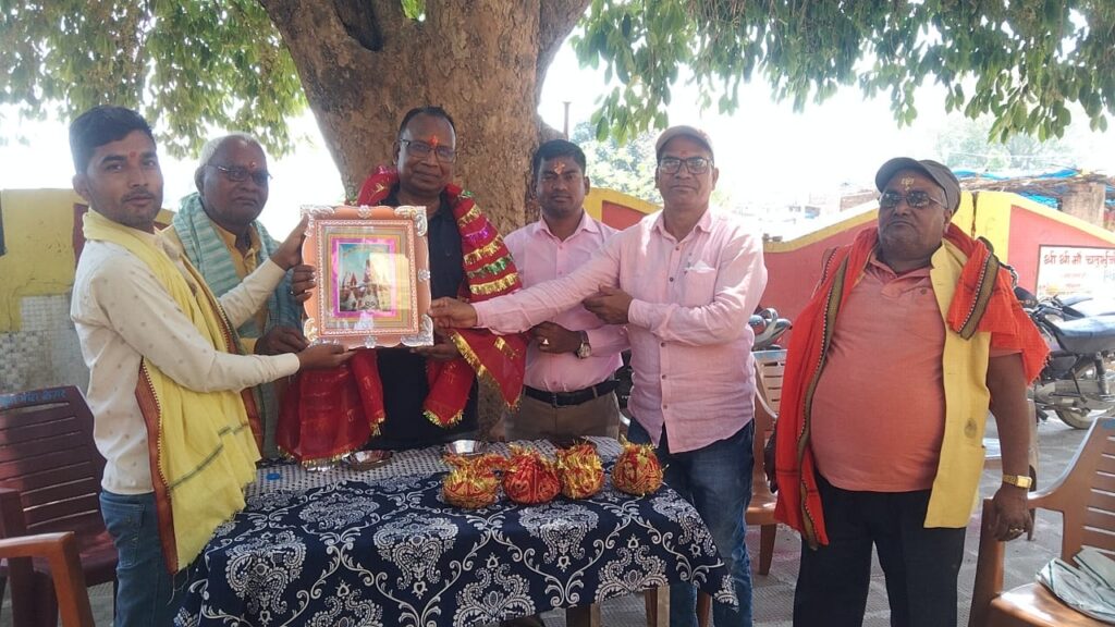 केतार चतुर्भुज मंदिर में गढ़वा निर्देशक डीआरडीए दिनेश प्रसाद सुरीन ने पूजा अर्चना।