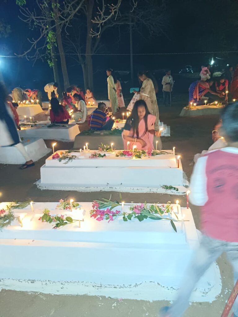 ईस्टर पर्व पर कब्रों पर कैंडल जलाकर श्रद्धांजलि अर्पित करते ईसाई समुदाय लोग।