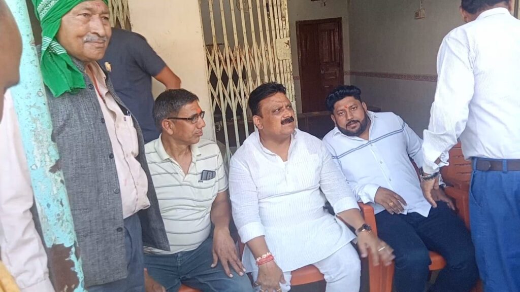 झामुमो कार्यकर्ताओं सहित मंझिआंव के आवाम ने मंत्री मिथिलेश ठाकुर का किया गर्मजोशी से स्वागत।
