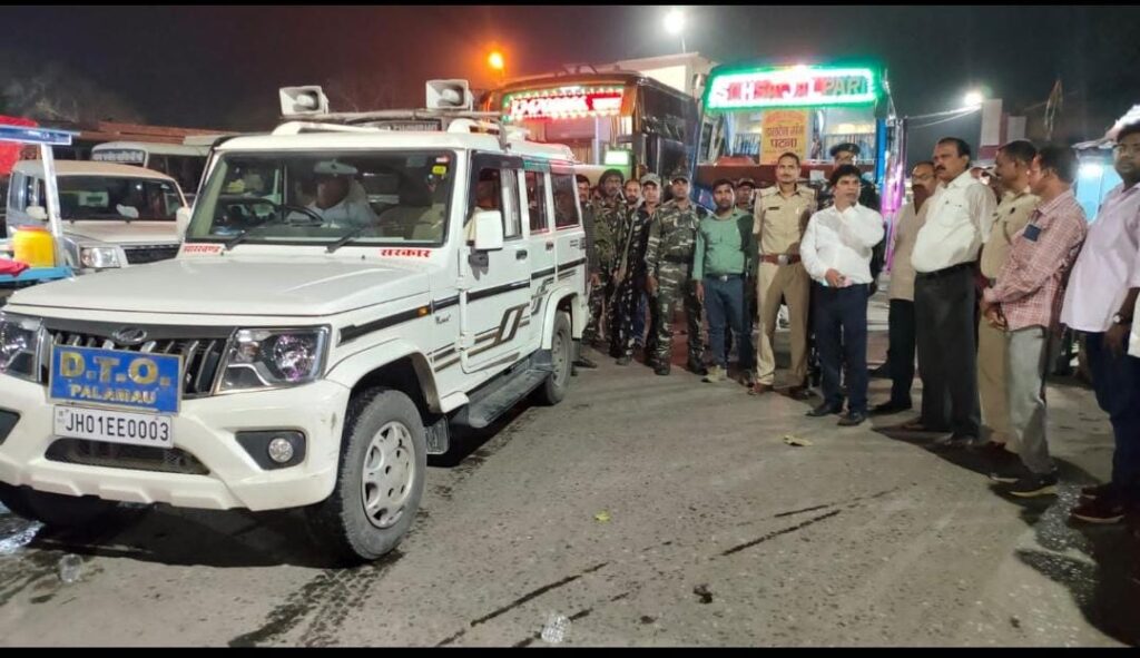 डीटीओ ने चलाया बस जांच अभियान