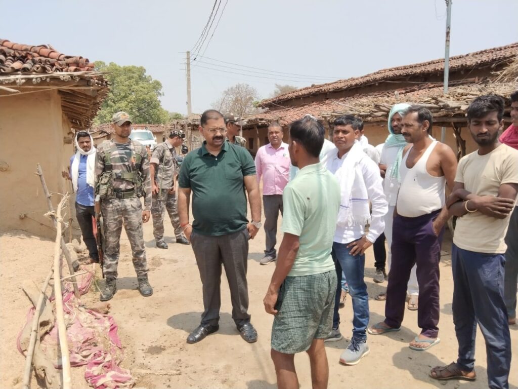 लंबित आवास योजना को लेकर एसडीओ ने किया महुदण्ड पंचायत का निरीक्षण