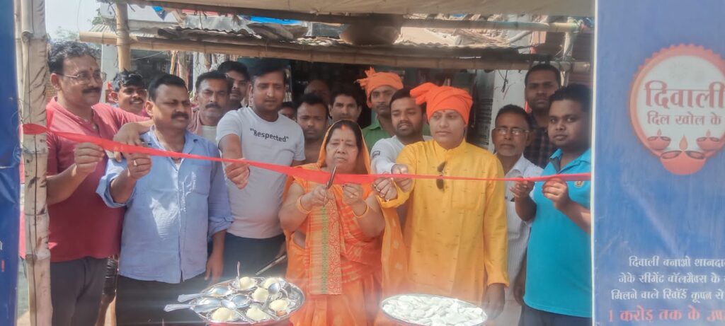 गौतम हार्डवेयर के तत्वधान में राहगीरों को पानी पीने के लिए मुखिया ने किया पनशाला का उद्घाटन!