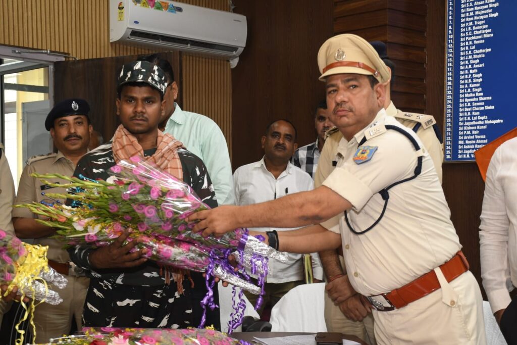 सरकार की आत्मसमर्पण और पुर्नवास नीति के तहत दो माओवादी नक्सली सबजोनल कमांडर संतु भुइयां उर्फ संतोष भुइयां और सबजोनल कमांडर राजेश ठाकुर ने आत्मसमर्पण किया