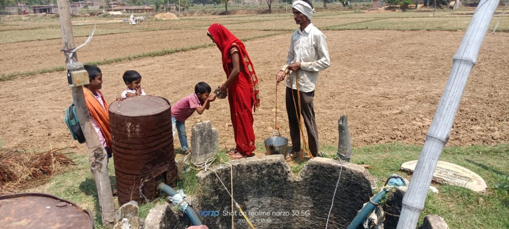 कुआं का पानी पीने चिल्लाती धूप में जाते सरकारी स्कूल के बच्चे!
