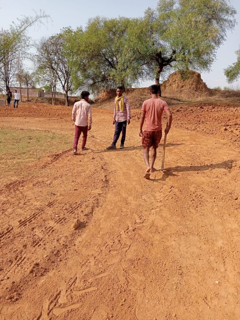 मनरेगा से तालाब निर्माण कार्य में चल रहा था ट्रैक्टर!
