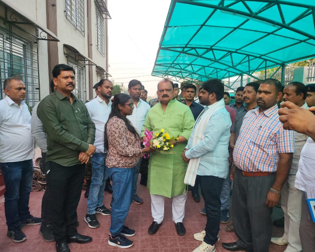 धनुष से टुटे दिल के जख्मों पर सी एम हेमन्त ने लगाया मरहम-अविनाशदेव