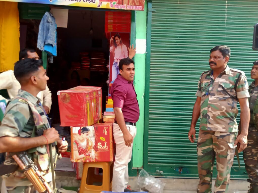पुलिस ने धोखाधड़ी के मामले में आरोपित मो. फैजान के घर व दुकान पर चिपकाया इश्तिहार
