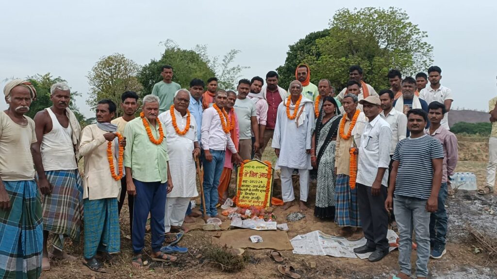 मुखिया ने ग्रामीणों के मांग से 15वे वित्त मद से दो लाख उंचास हजार रुपये की लागत से बनने वाले शमशान शेड का किया शिलान्यास।