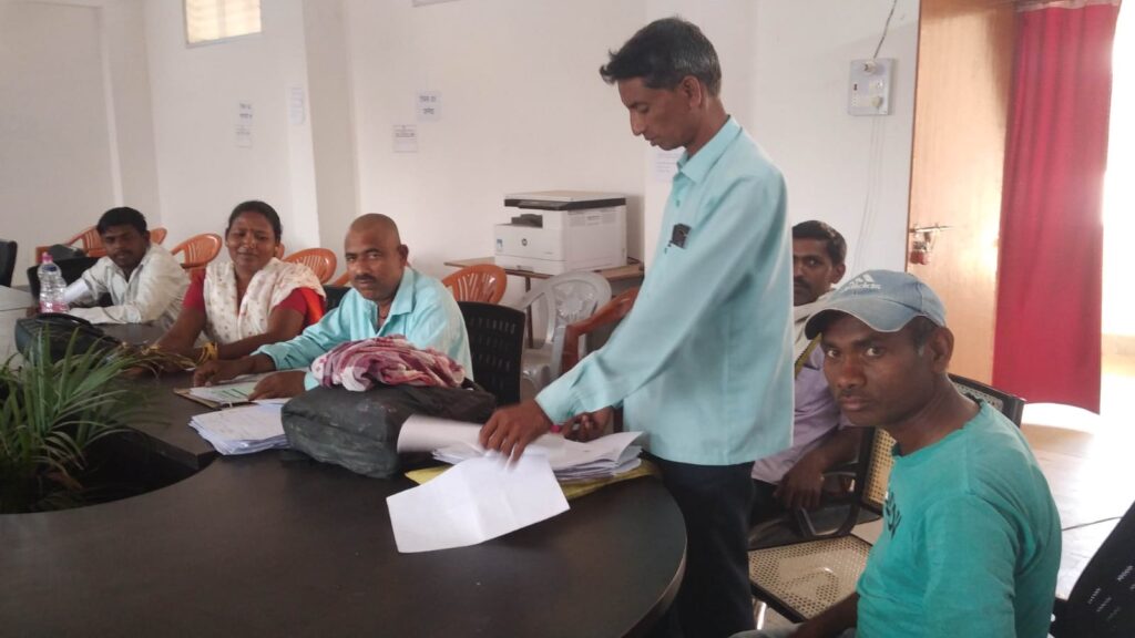भंडरिया प्रखंड कार्यालय के सभागार में 20 सूत्री क्रियान्वयन समिति की हुई बैठक।