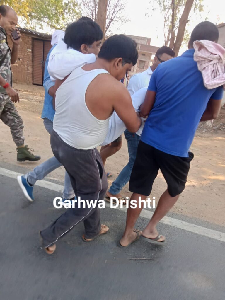गढ़वा विधानसभा के पूर्व विधायक सह भाजपा नेता सत्येंद्र नाथ तिवारी की गाड़ी हुई दुर्घटनाग्रस्त।
