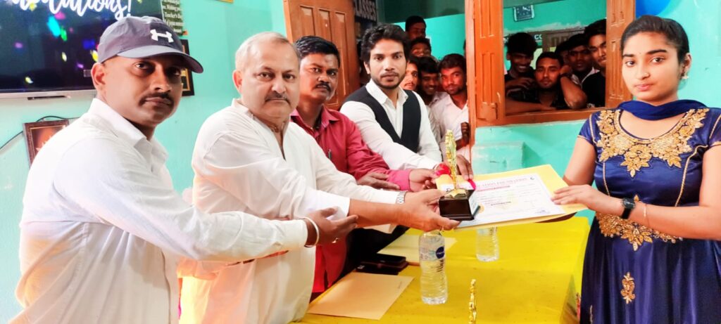 न्यूटन कंप्यूटर क्लासेस प्रशिक्षणार्थियों के बीच कंप्यूटर से संबंधित कोर्स का प्रमाण पत्र किया गया वितरण।