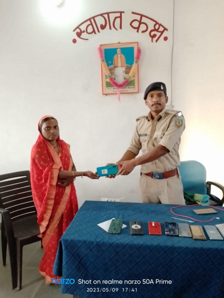 चोरी गए 10 मोबाइल को बरामद कर, बिशुनपुरा पुलिस ने मालिकों को सौंपा!