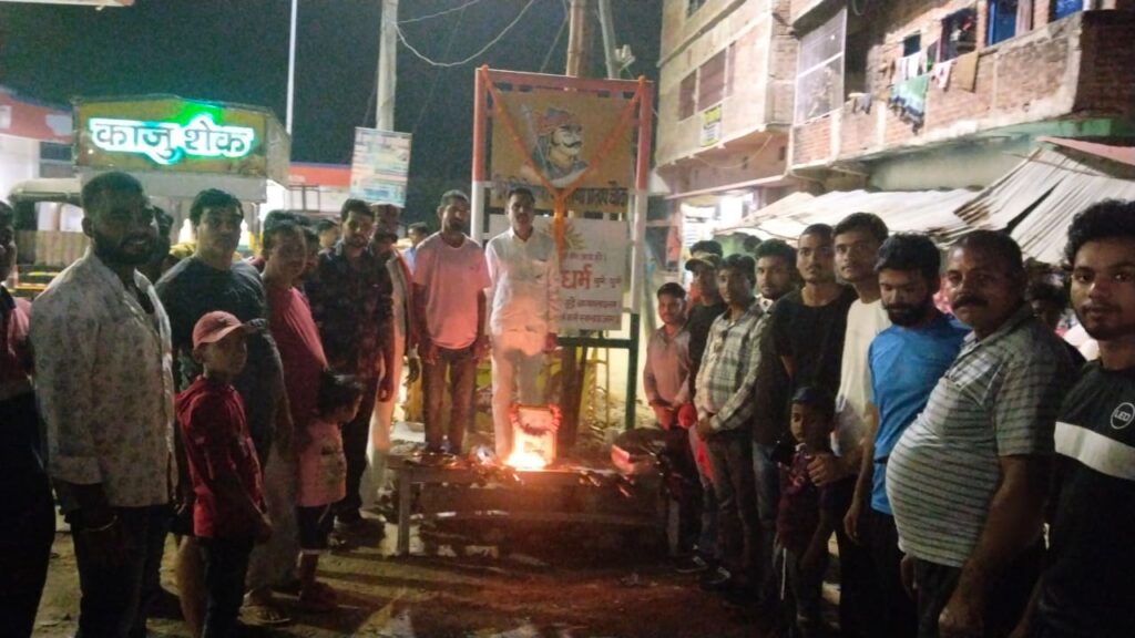 महराणा प्रताप चौक मझिआँव मे वीर सिरोमणि महाराणा प्रताप की जयंती मनाई गयी।