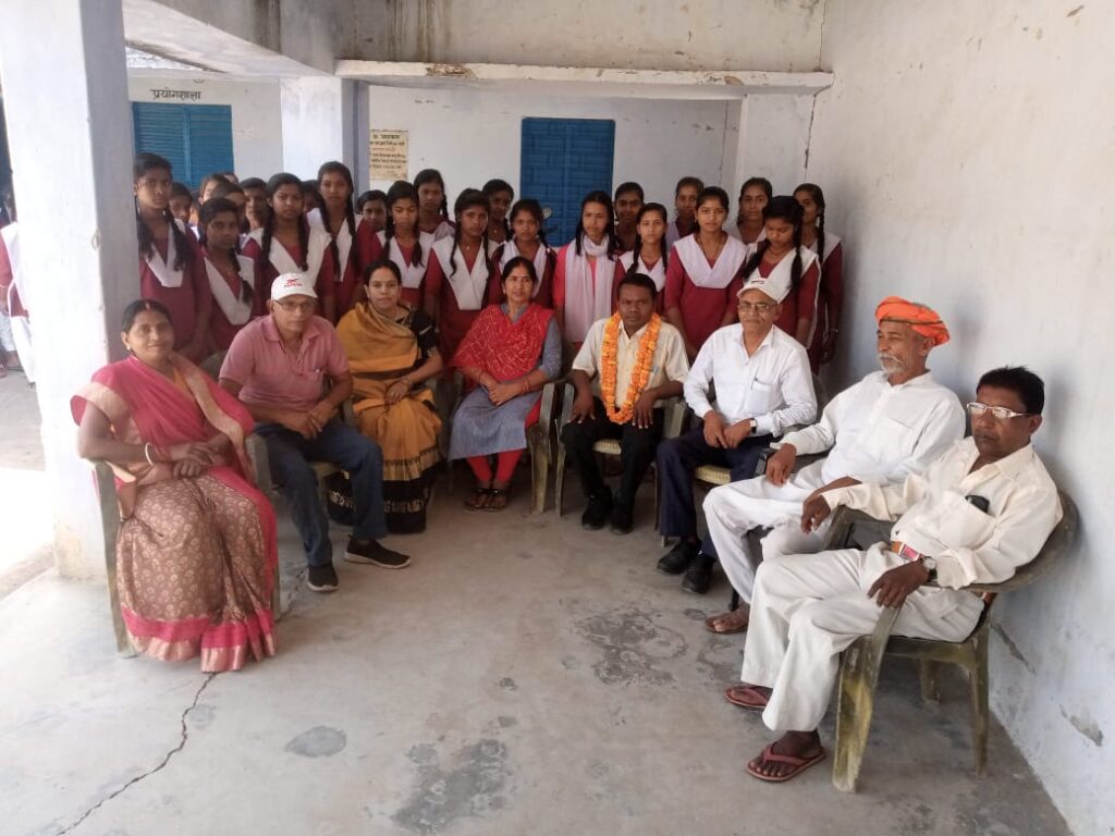 बालिका उच्च विद्यालय के शिक्षक और शिक्षेत्तर कर्मीयो की हुई बैठक!