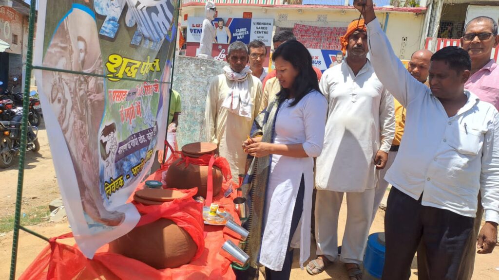 अंचलाधिकारी ने राहगीरों को पानी पिलाकर पनशाला का किया उद्घाटन!