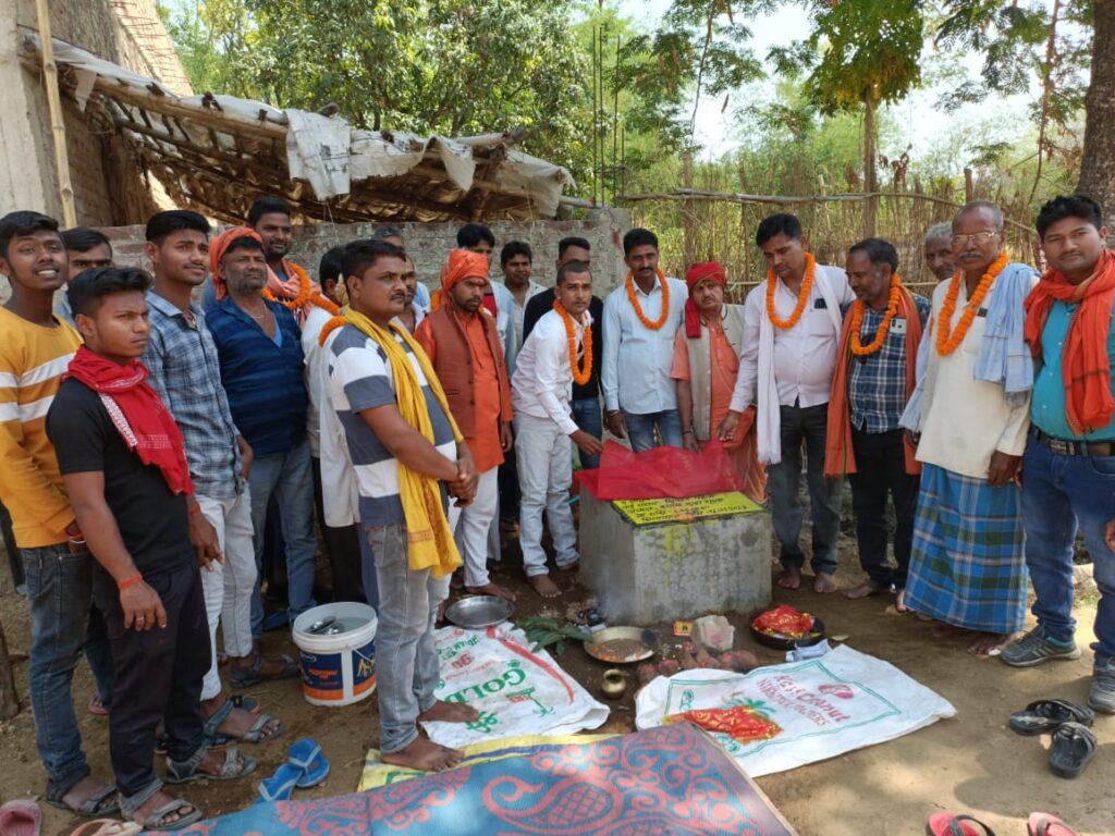 माँ चतुर्भुजी मंदिर के समीप पण्डितपुरा गांव में केतार मुखिया प्रमोद कुमार ने पीसीसी पथ का किया शिलान्यास!