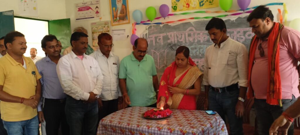 पुस्तकालय एवं बाल संसद के शपथग्रहण समारोह का उद्घाटन मुखिया स्वीटी वर्मा ने दीप प्रज्ज्वलित कर किया।