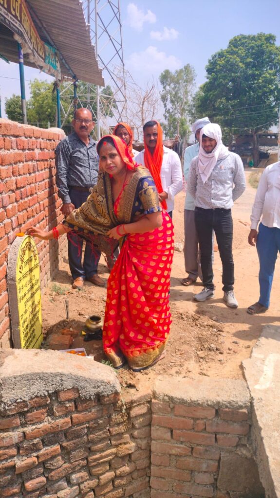 मुखिया अनीता देवी के द्वारा नारियल फोड़कर व पूजा अर्चना कर पुलिया निर्माण का कार्य आरंभ किया गया।