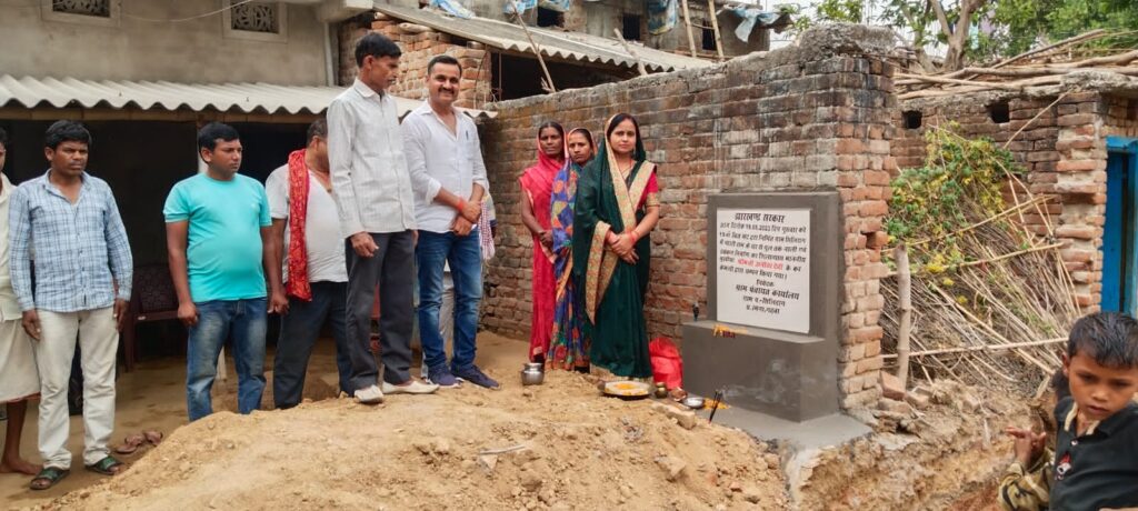मुखिया अनीता देवी ने 15 वाँ वित्त आयोग से बनने वाली नाली निर्माण कार्य का किया शिलान्यास।