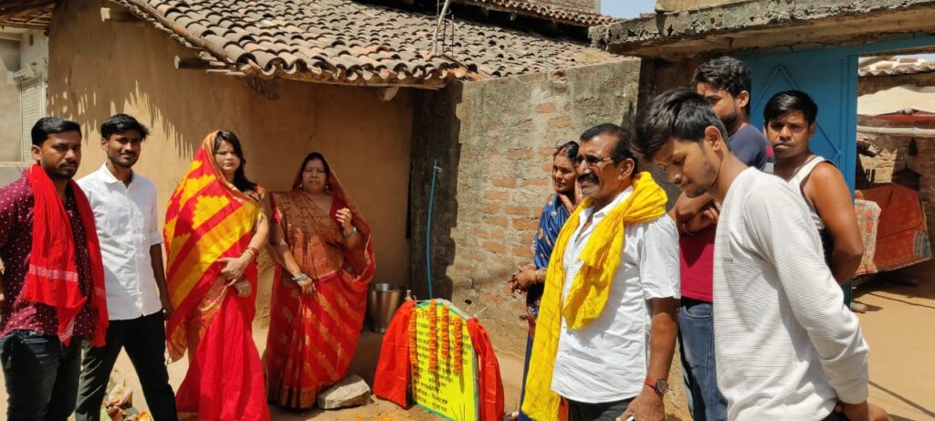 मुखिया दुलारी देवी व उप मुखिया नेहा सोनी ने संयुक्त रुप से नारियल फोड़ कर एवं पूजा कर नाली सफाई व पट्टीया निर्माण कार्य का किया शिलान्यास।