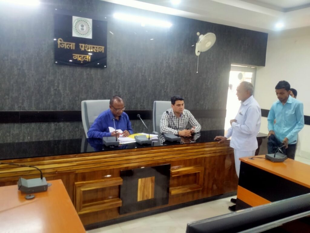 उपायुक्त के निर्देश पर जनता दरबार के माध्यम से निदेशक डीआरडीए ने सुनी आमजनों की समस्याएं।