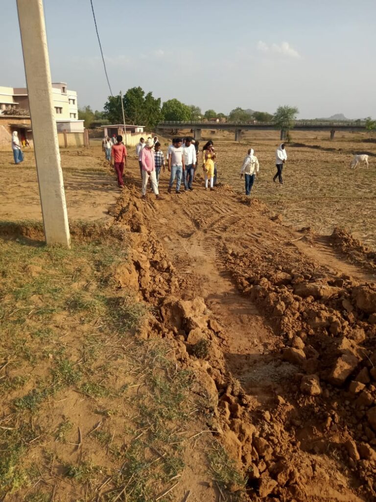 मुखिया ने निजी खर्च से मुख्य सड़क से हॉस्पिटल तक जाने का बनवाया रास्ता, अंचलाधिकारी सहित जनप्रतिनिधि रहे उपस्थित!