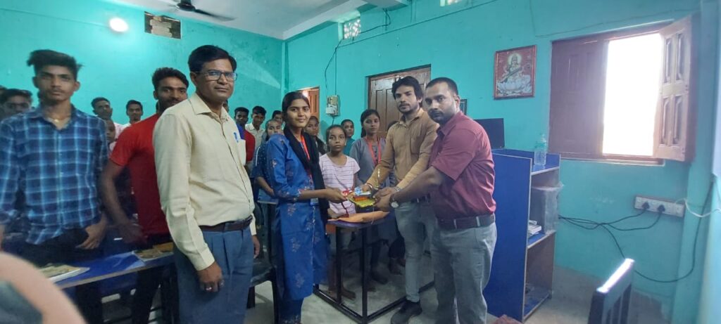 इंटरमीडिएट की छात्रा अनुष्का कुमारी ने किया जिला सेकंड टॉपर! न्यूटन कंप्यूटर क्लासेस ने किया सम्मानित!