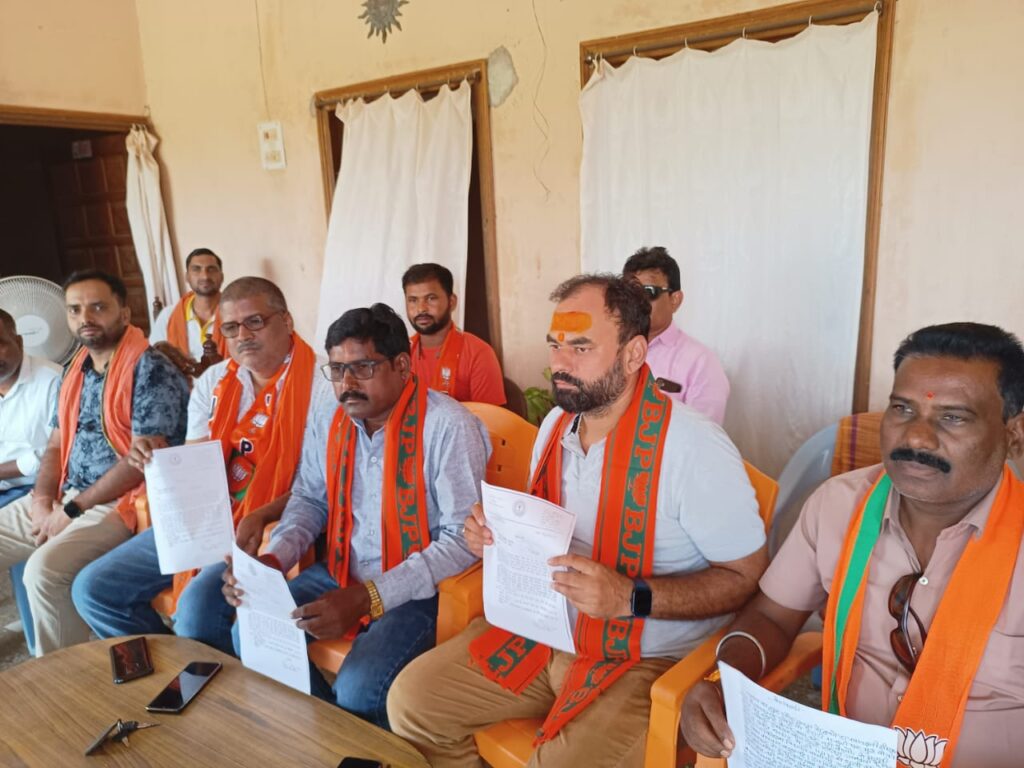 भाजपा कार्यकर्ताओं ने किया प्रेस कॉन्फ्रेंस कर कहा अनंत प्रताप देव और ताहिर अंसारी सिर्फ भानु के लाए योजना को हेमंत की योजना कह कर लोगों को बरगलाने का कर रही काम!