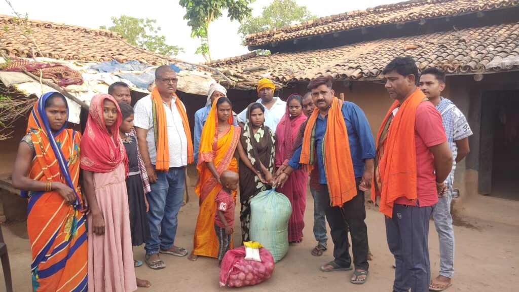 विधायक भानू प्रताप शाही के निर्देश पर मृतक के परिजनों को विधायक प्रतिनिधि अशोक सेठ द्वारा दिया गया भोज सामग्री!