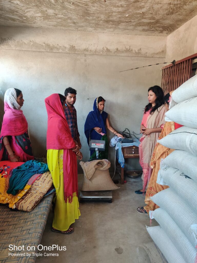 प्रखंड के विभिन्न गांवो में संचालित पीडीएस दुकानों का एमओ ने किया निरीक्षण,दिए कई दिशा- निर्देश