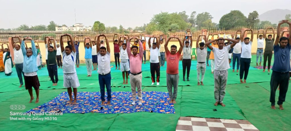 बिशुनपुरा में अंतर्राष्ट्रीय योग दिवस पर योग शिविर का हुआ आयोजन, सुबह की हवा लाखों की दवा!