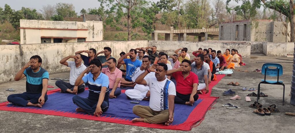 रंका अनुमंडल के राजकीयकृत प्लस टू उच्च विद्यालय के मैदान में विश्व योग दिवस मनाया गया।