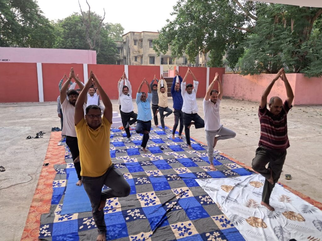 अंतराष्ट्रीय योग दिवस के अवसर पर पतजंलि योग समिति एवं भारत स्वाभिमान द्वारा अनुमंडलीय कोर्ट परिसर में किया योग शिविर का आयोजन।