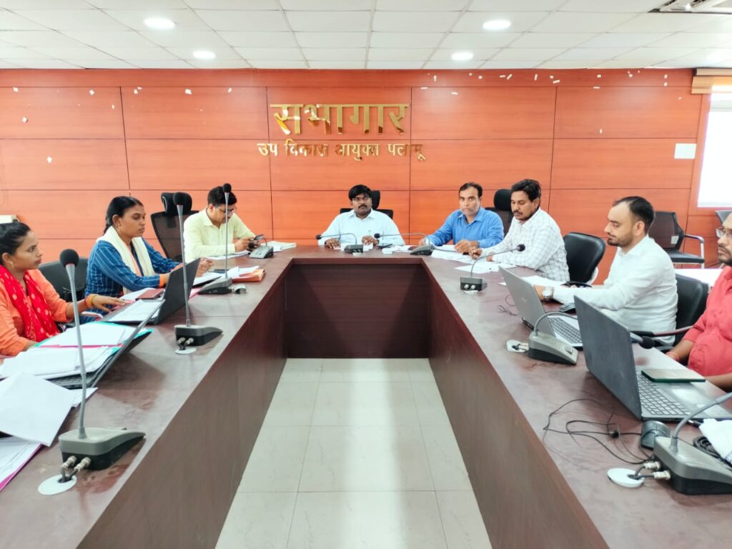 उप विकास आयुक्त रवि आनंद ने प्रधानमंत्री आवास योजना- ग्रामीण की समीक्षा बैठक की