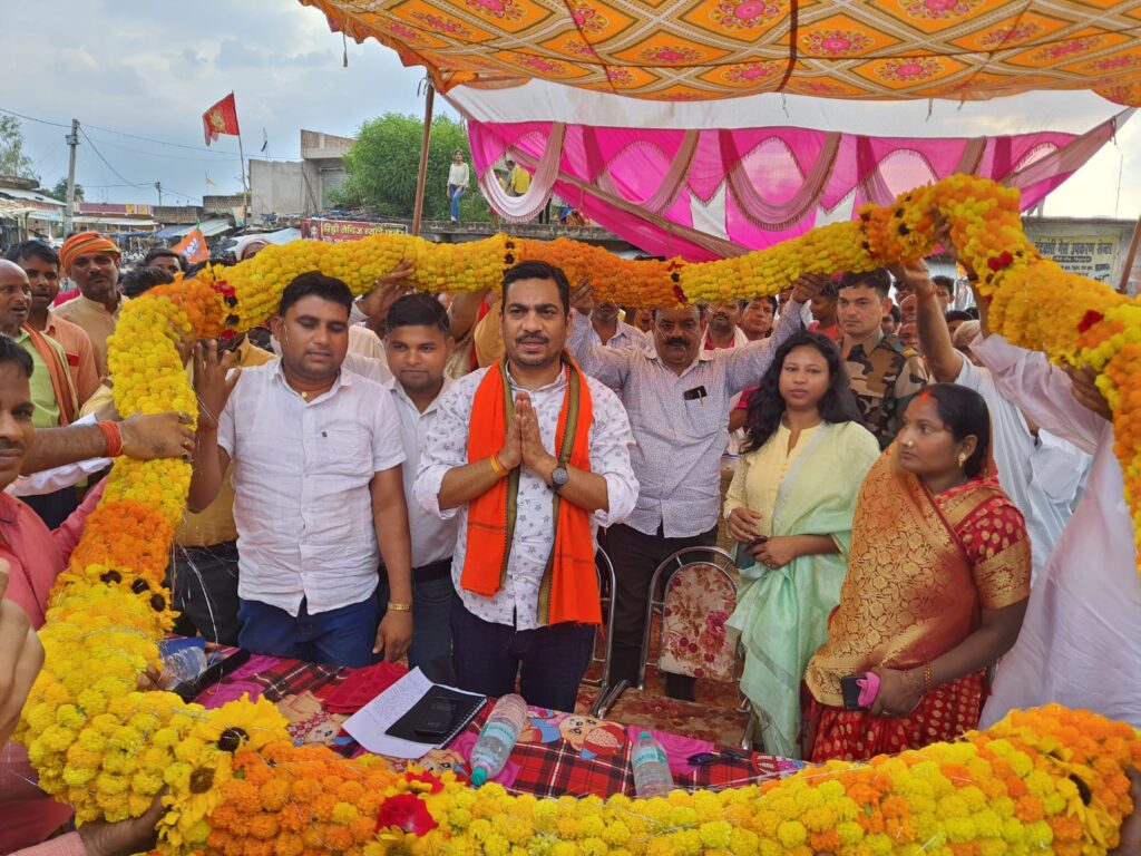 क्षेत्रीय विधायक ने रमना से मझिआंव तक 57 करोड़ कि लागत से बनने वाले सड़क किया भूमि पूजन।