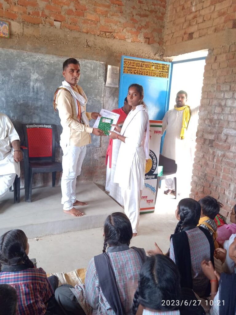 मुखिया ने आठवीं बोर्ड में उत्कृष्ट स्थान लाने वाले छात्र-छात्राओं को किया सम्मानित!