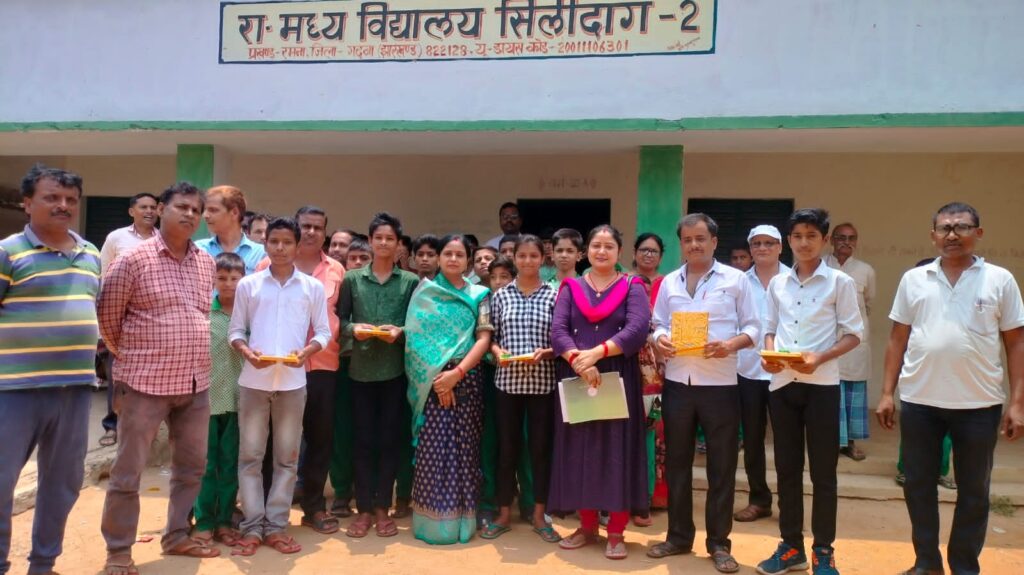 राष्ट्रीय मेधा छात्रवृति में चयनित विद्यार्थियों को मुखिया ने किया पुरस्कृत!