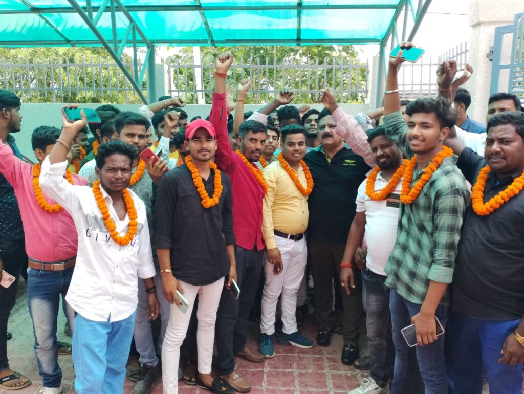 भाजपा छोड़ दर्जनों युवाओं ने थामा झामुमो का दामन।
