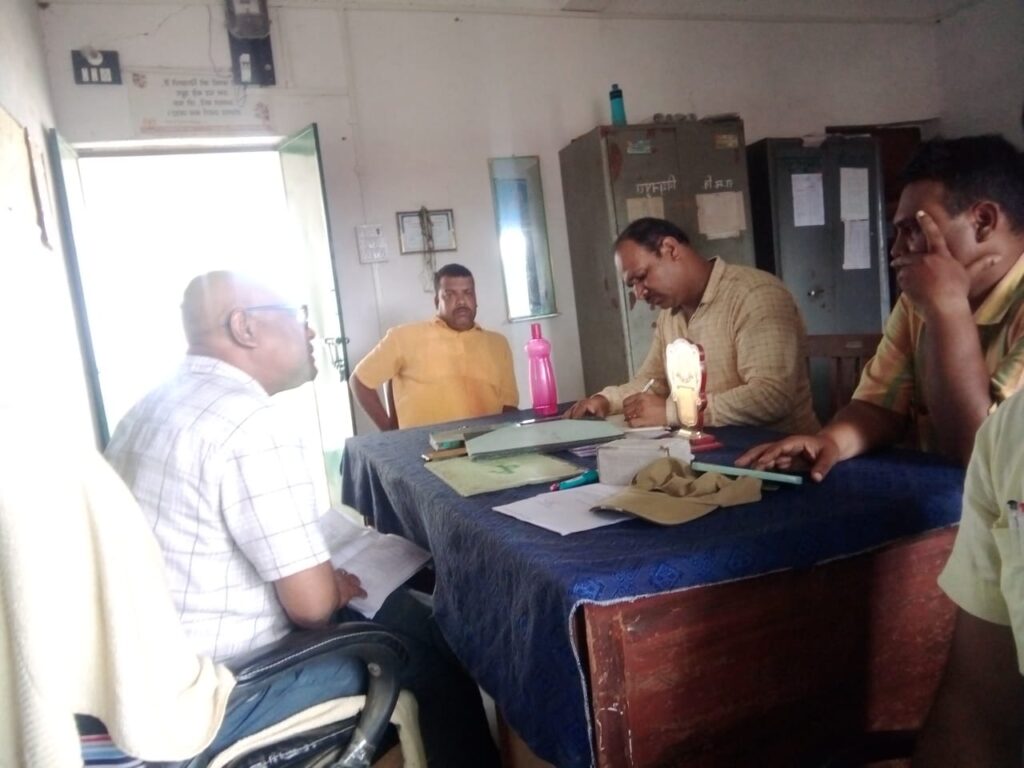 रुआर कार्यक्रम के तहत जिला कार्यक्रम प्रभारी ने विद्यालयों में किया औचक निरीक्षण, मिली कई अनिमिययता।