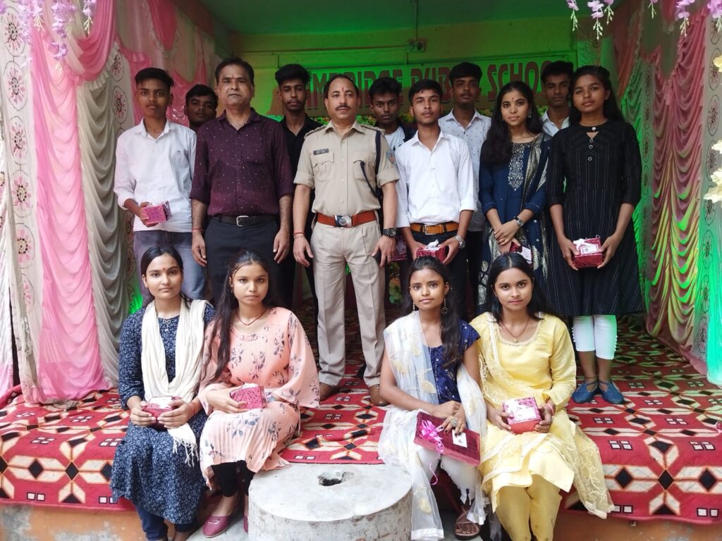 कैम्ब्रिज पब्लिक स्कूल में दसवीं पास बच्चों को दी गयी विदाई