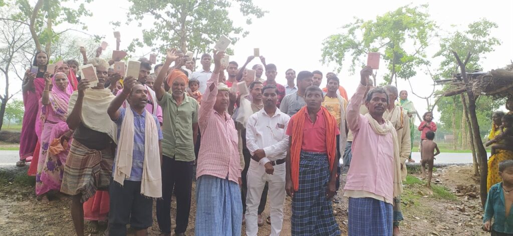 डीलर के खिलाफ राशन कार्डधारियों ने जमकर किया हंगामा।