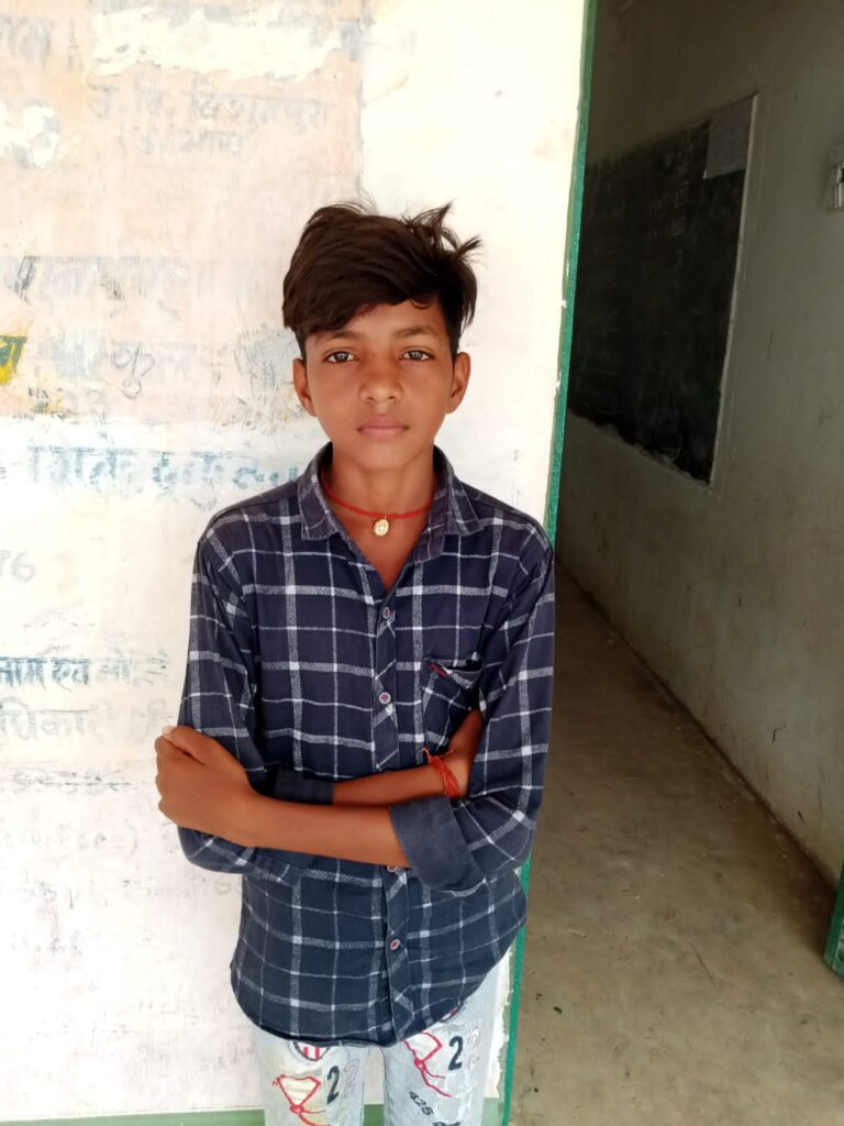 एक छात्र का जवाहर नवोदय विद्यालय के लिए हुआ चयन, शिक्षकों ने दी बधाई।
