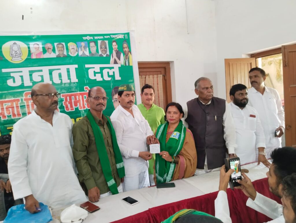 राष्ट्रीय जनता दल का पार्टी का 27 वां स्थापना दिवस समारोह धूम- धाम से पलामू क्लब में मनाया गया