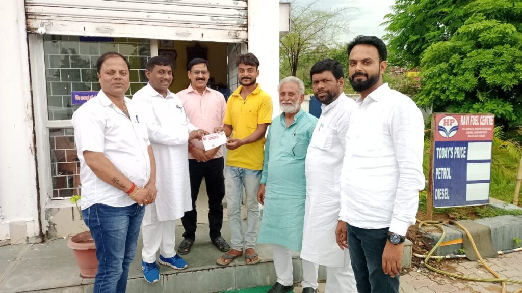 भाजपा मंडल अध्यक्ष उमेश कश्यप के नेतृत्व में आजीवन सहयोग निधि का रसीद काटने का किया कार्य।