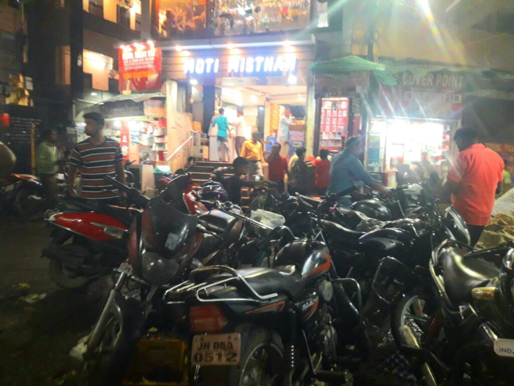 बाजार और कचहरी क्षेत्रों में हर चौक चौराहे पर बाइक से जाम लगा रहता है
